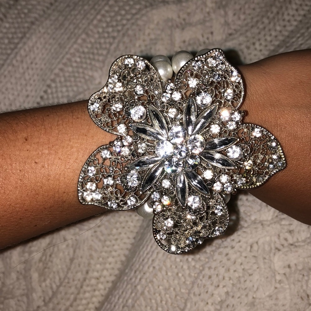 Flower jewel and faux pearl bracelet